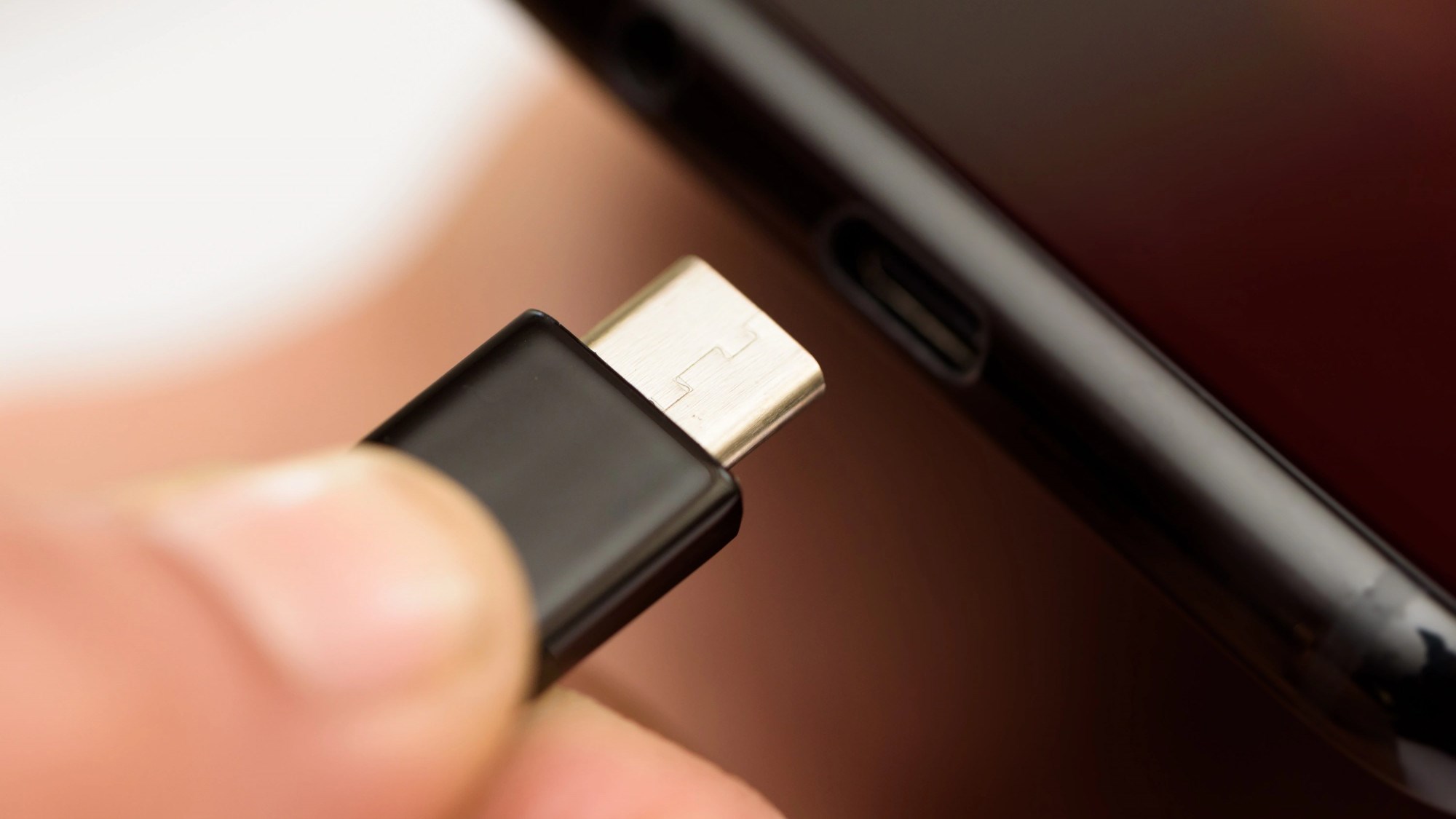 Avropa Parlamenti tək şarj portu təklifini təsdiqlədi: USB-C yeganə standart olacaq